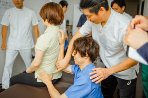 座位で行う腰の施術法